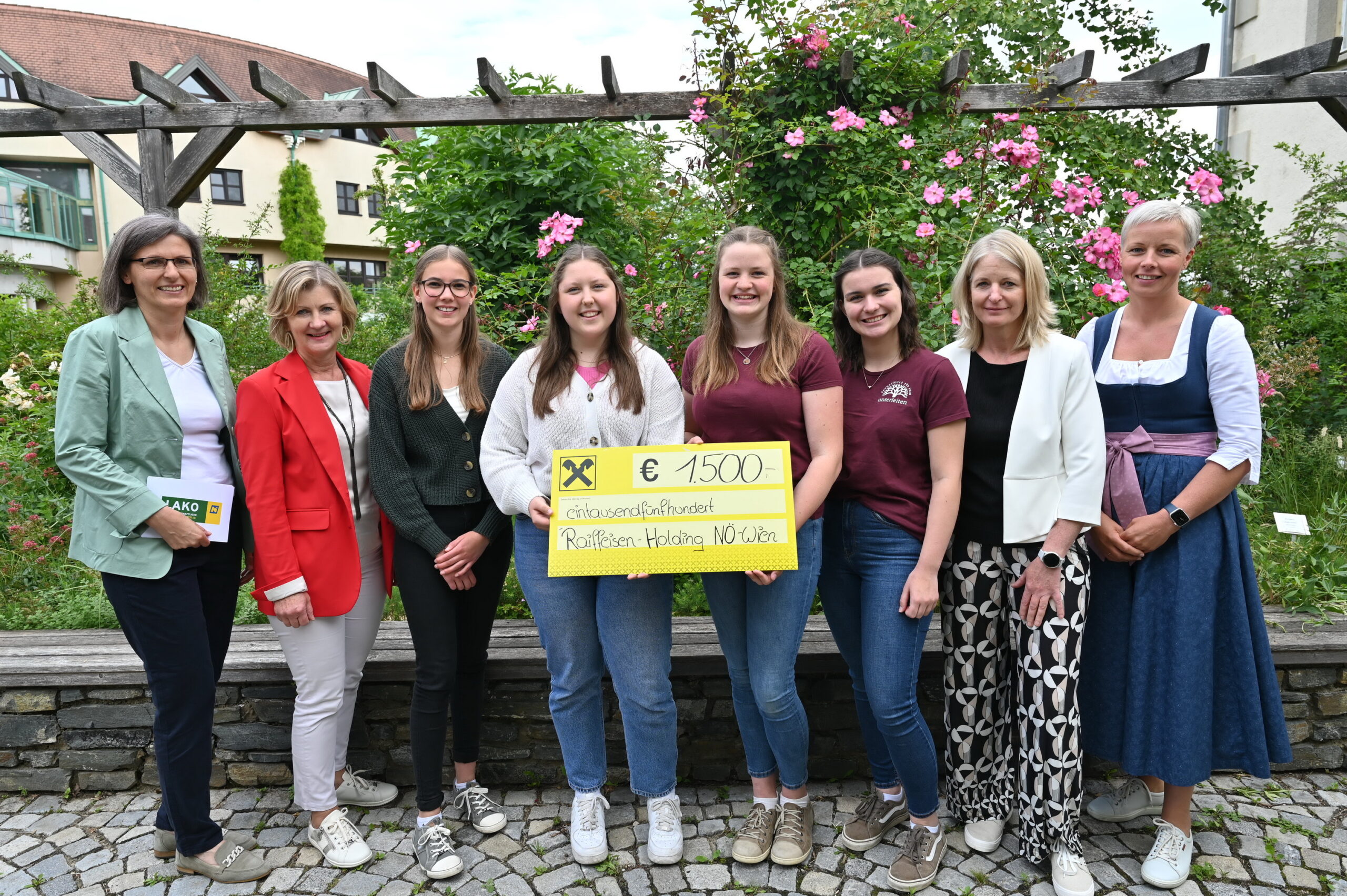 LAKO-Leiterin Martina Piribauer, Direktorin Gertrude Grünsteidl, Doris Stadler, Viktoria Krickl, Julia Bugl, Clara Artmüller, Fachlehrerin Michaela Zeiringer und Juryvorsitzende Daniela Morgenbesser