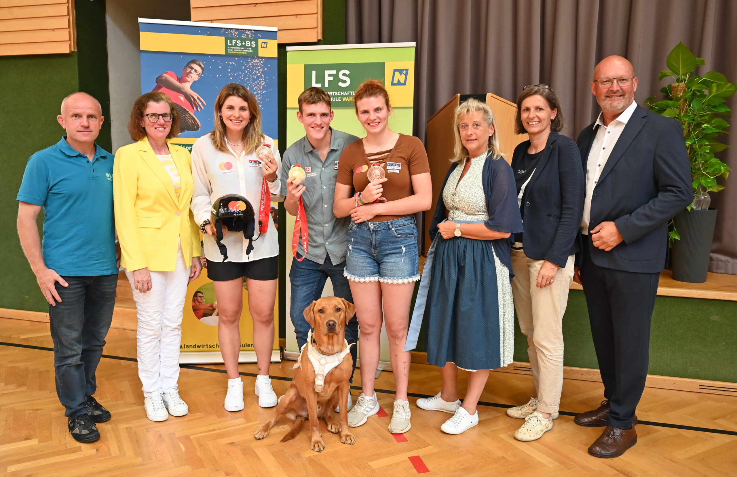 Direktor Franz Aichinger (LFS Warth), Mutter Petra Aigner, Elisabeth Aigner, Johanes Aigner, Veronika Aigner, Schulinspektorin Agnes Karpf-Riegler, LAKO-Leiterin Martina Piribauer und Landesgüterdirektor Erhard Kührer