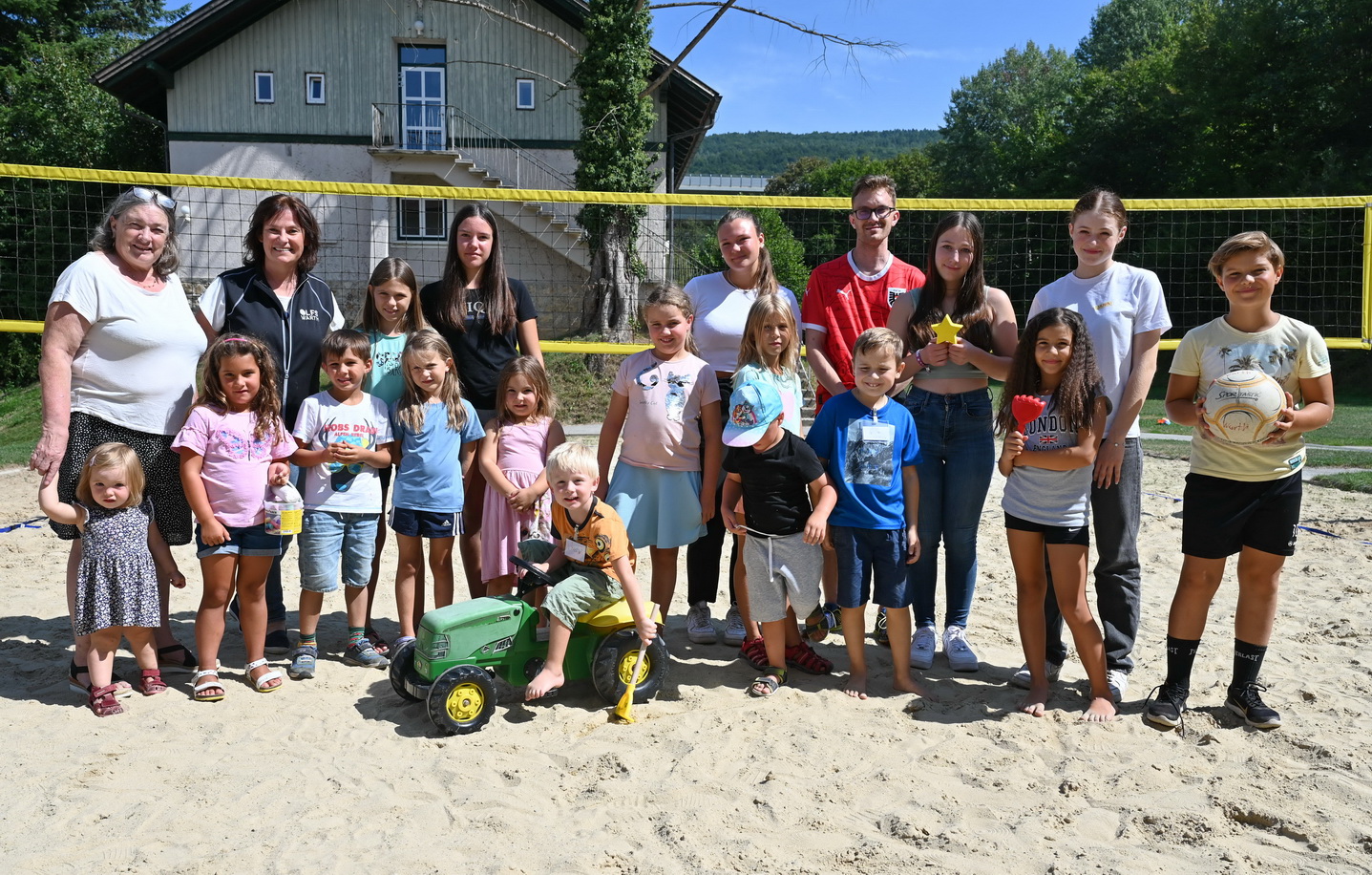 Kinderbetreuung: Die beiden Fachlehrerinnen Marianne Ehrenhöfer (links) und Maria Haring (2.v.l.) mit den Schülerinnen und dem Schüler sowie den Kindern