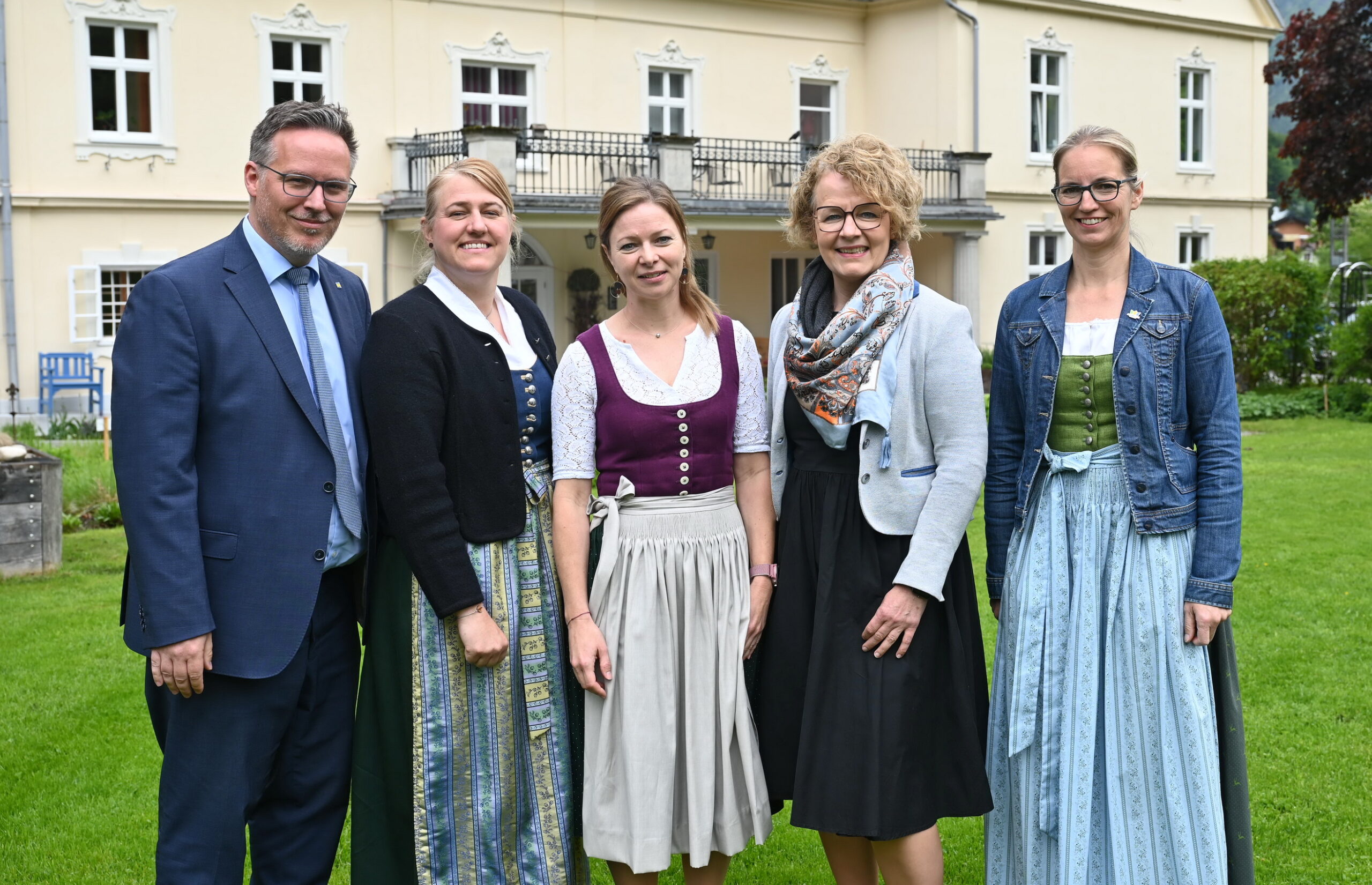 Abteilungsleiter Helmuth Sturm, Direktorin Maria Ottenschläger, Direktorin Katharina Aigner-Hinterreither, Bildungs-Landesrätin Christiane Teschl-Hofmeister und Bürgermeisterin Manuela Zebenholzer