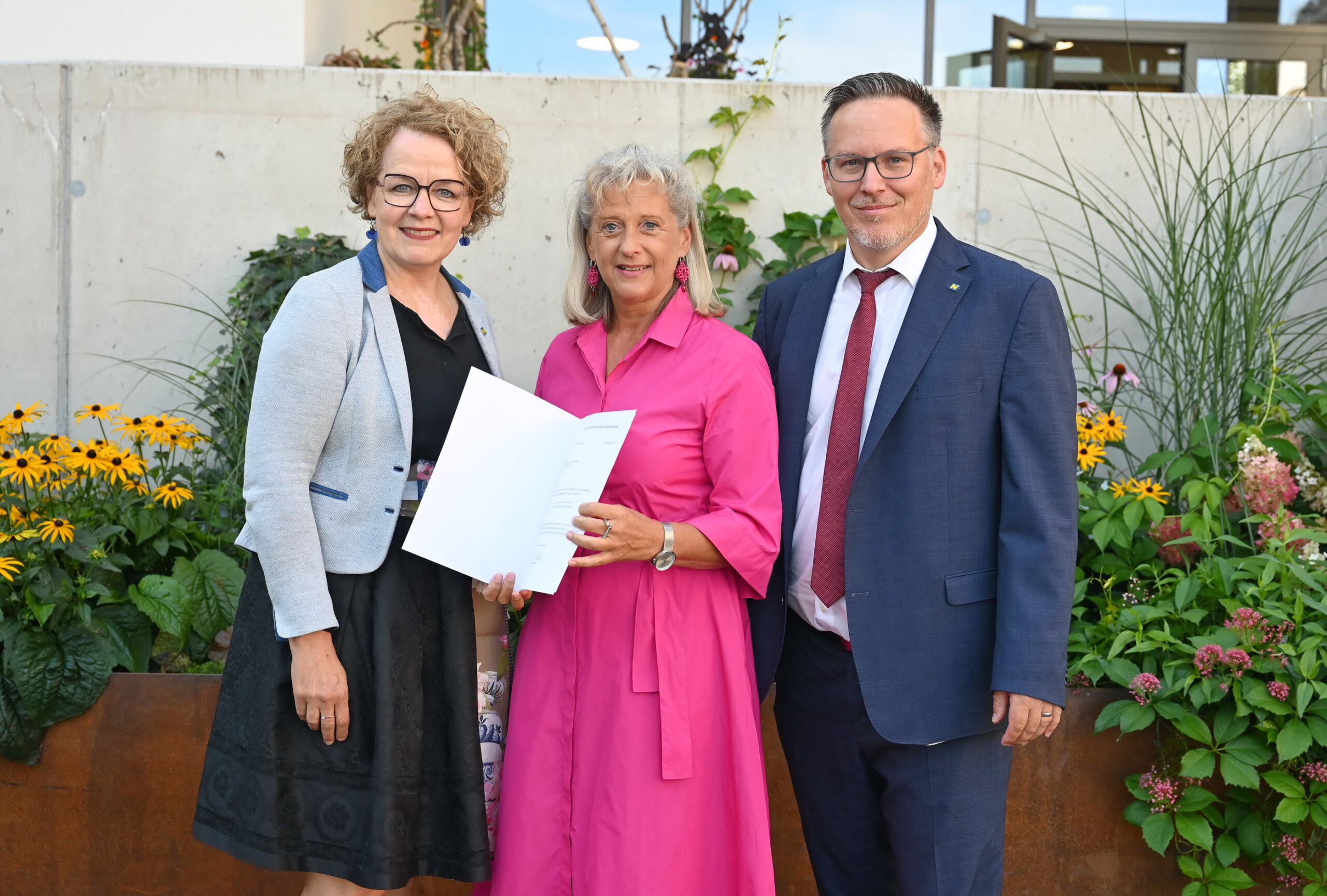 Bildungs-Landesrätin Christiane Teschl-Hofmeister, Landesschulinspektorin Agnes Karpf-Riegler und Abteilungsleiter Helmuth Sturm bei der Überreichung des Bestellungsdekrets