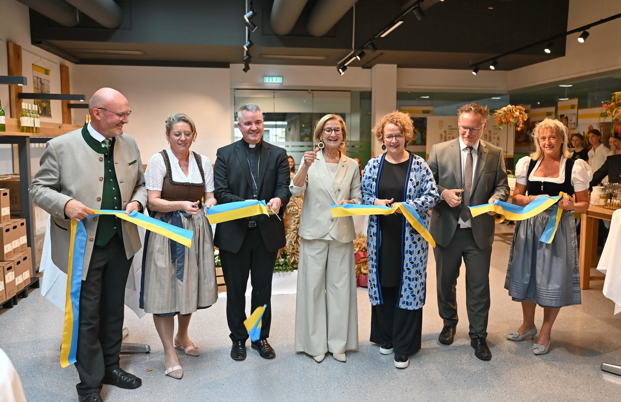Landesgüterdirektor Erhard Kührer, Kellermeisterin Judith Hartl, Abt Patrick Schöder, Landeshauptfrau Johanna Mikl-Leitner, Bildungs-Landesrätin Christiane Teschl-Hofmeister, Helmuth Sturm, Abteilungsleiter Schulen und Kindergärten, und Landesschulinspektorin Agnes Karpf-Riegler beim traditionellen Banddurchschneiden anlässlich der Eröffnung des neuen Landhauskellers. Landesgüterdirektor Erhard Kührer, Kellermeisterin Judith Hartl, Abt Patrick Schöder, Landeshauptfrau Johanna Mikl-Leitner, Bildungs-Landesrätin Christiane Teschl-Hofmeister, Helmuth Sturm, Abteilungsleiter Schulen und Kindergärten, und Landesschulinspektorin Agnes Karpf-Riegler beim traditionellen Banddurchschneiden anlässlich der Eröffnung des neuen Landhauskellers.
