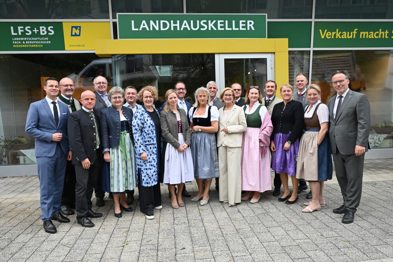 Landeshauptfrau Johanna Mikl-Leitner, Bildungs-Landesrätin Christiane Teschl-Hofmeister und Bildungsdirektor Karl Fritthum mit den Direktorinnen und Direktoren vor dem neuen Landhauskeller