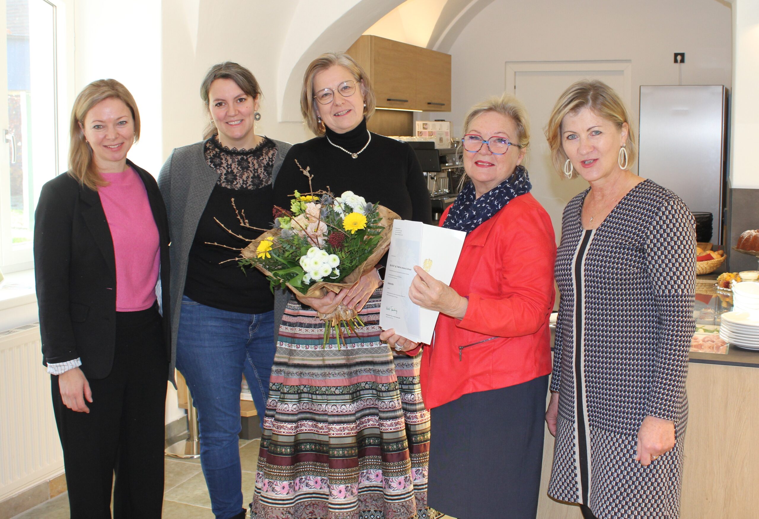 Schulleiterin Katharina Aigner-Hinterreither, PV Elisabeth Ebner-Brunner, Martina Eschauer, die ehemaligen Schulleiterinnen StR Monika Rößler und StR Gertrude Grünsteidl Schulleiterin Katharina Aigner-Hinterreither, PV Elisabeth Ebner-Brunner, Martina Eschauer, die ehemaligen Schulleiterinnen StR Monika Rößler und StR Gertrude Grünsteidl