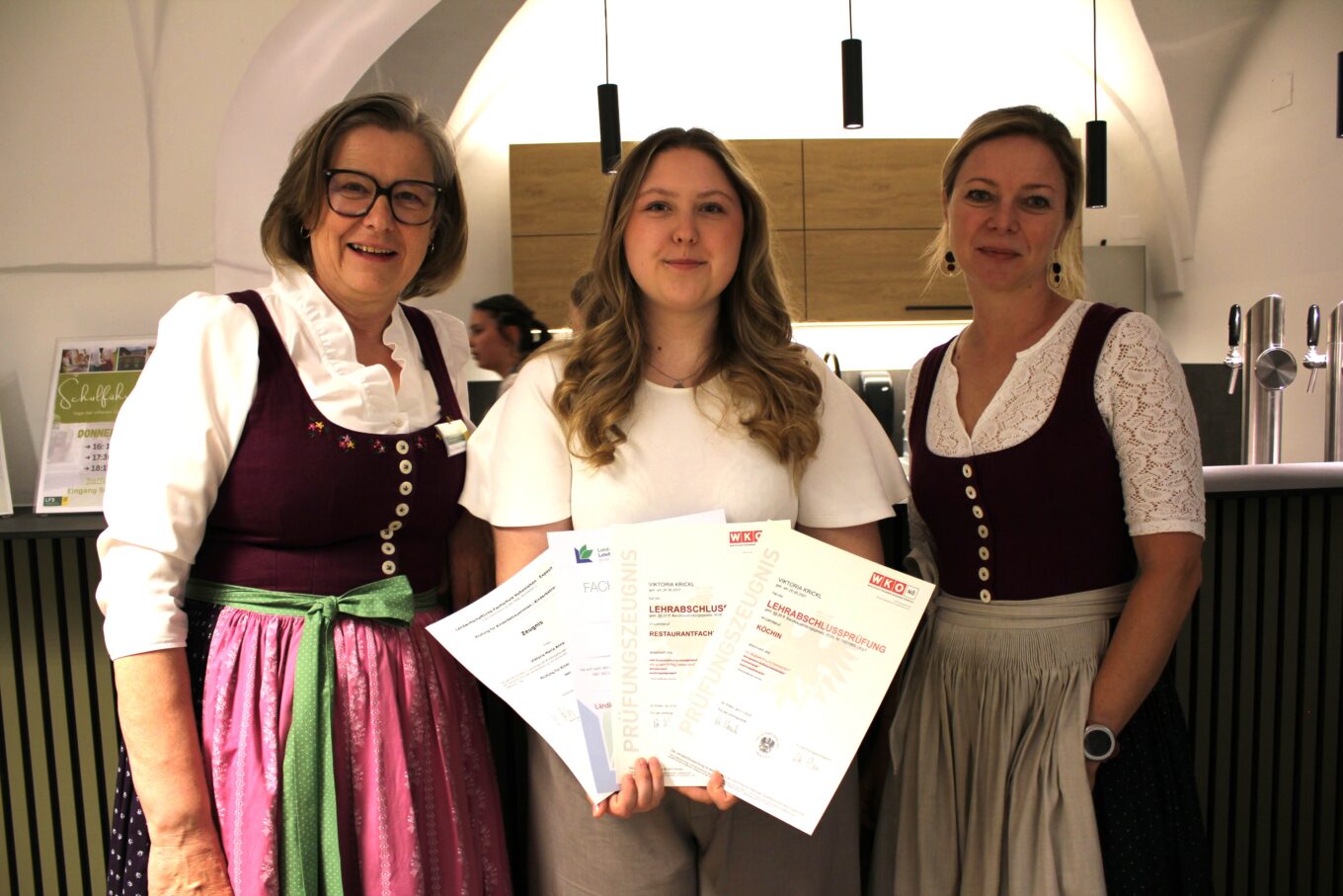 StR Ing. Martina Eschauer, Viktoria Krickl, Schulleiterin Katharina Aigner-Hinterreither